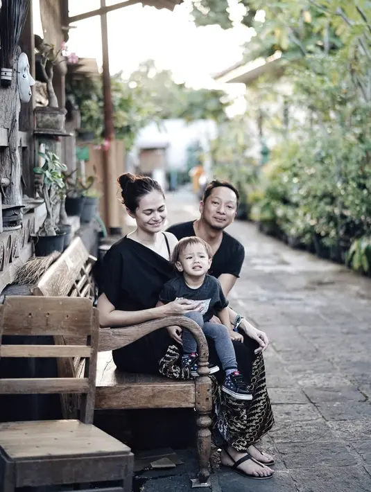 Meskipun punya jadwal yang padat, akan tetapi Ringgo Agus Rahman tetap menyepmatkan waktu untuk keluarga kecilnya. (Foto: instagram.com/ringgoagus)