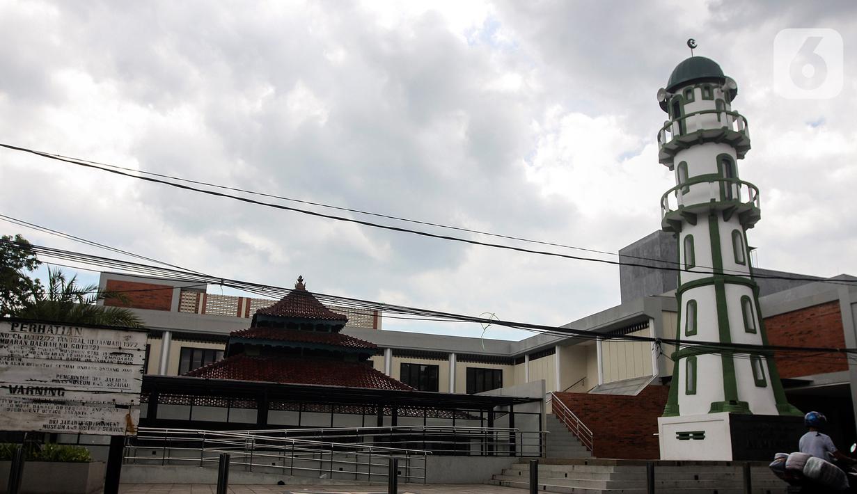 Suasana Masjid Jami Al-Mansur yang terletak di Jalan Jembatan Lima, Tambora, Jakarta Barat, Selasa (11/4/2023). (Liputan6.com/Johan Tallo)