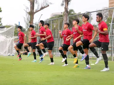 Pemain Timnas Indonesia U-20 melakukan latihan di Lapangan A Senayan, Jakarta, Kamis (4/1/2023). (Bola.com/M. Iqbal Ichsan)