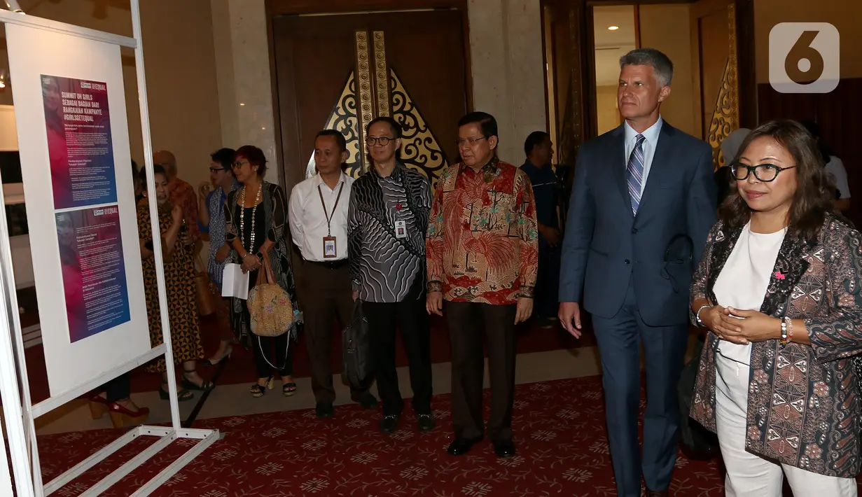 Duta Besar Kanada untuk Indonesia H.E. Cameron Mackay didampingi Direktur Eksekutif Plan Indonesia Dini Widiastuti saat melihat pameran dalam Summit on Girls Getting Equal: Let's Invest in Girls di Jakarta, Selasa (10/12/2019). (Liputan6.com/Fery Pradolo)