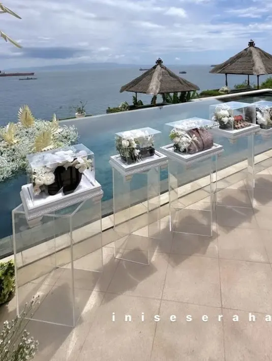 Terlihat juga sepatu hitam yang dipajang dengan seserahan lainnya.  [@iniseserahan]