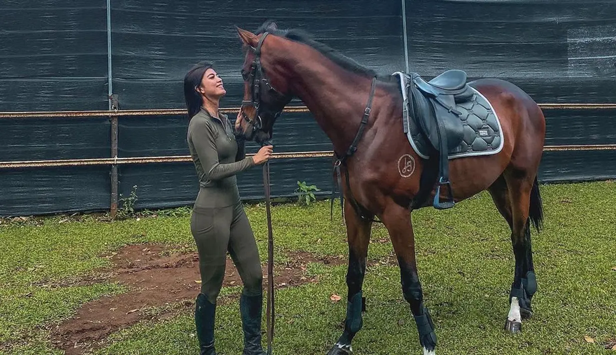 Melalui akun Instagram pribadinya, siapa yang menyangka jika Raya Kohandi begitu menggemari olahraga berkuda. Dirinya juga memiliki diketahui memiliki kuda pribadi dan kerap mengunggahnya di media sosial. (Liputan6.com/IG/@rayakohandi244)