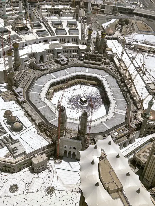 Sebuah gambar pada 4 Juli 2022 menunjukkan pandangan umum Ka'bah (tengah) di Masjidil Haram, kota suci Mekah saat Arab Saudi menampung sekitar satu juta orang, termasuk 850.000 dari luar negeri, untuk ziarah haji. Setidaknya 650.000 peziarah luar negeri telah tiba sejauh ini di Arab Saudi, kata pihak berwenang pada hari Minggu. (Rania SANJAR / AFP)