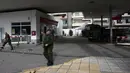 Aparat militer meninggalkan lokasi ditemukannya bom dari masa Perang Dunia II di Kota Thessaloniki, Yunani, 9 Februari 2017. Penemuan bom itu ketika memperluas area tangki bawah tanah sebuah pompa bensin di Kota Thessaloniki. (AP Photo/Giannis Papanikos)