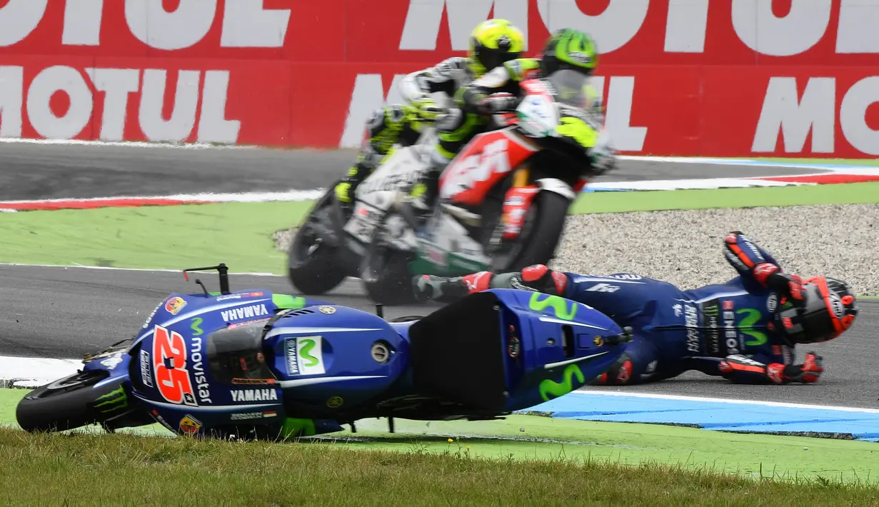 Pembalap Yamaha Movistar, Maverick Vinales terjatuh di chicane terakhir pada putaran ke-11 di Sirkuit Assen MotoGP Belanda, Minggu (25/6). Tanpa ada penyebab yang jelas, Vinales terlihat hilang keseimbangan di tikungan 17. (AP/Geert Vanden Wijngaert)