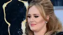 Tidak hanya itu, uniknya ketika memberikan informasi soal konsernya itu, Adele tak berbicara menggunakan suara. Justru ia menggunakan bahasa isyarat saat berkomunikasi dengan orang-orang di sekitarnya. (AFP/FREDERIC J. BROWN)