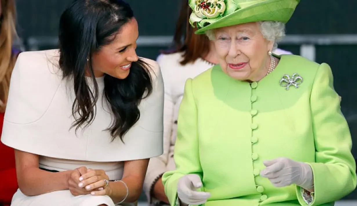"Sang Ratu nyaman bersama dengan Meghan. Mereka banyak ngobrol, bercanda, bahkan Ratu mengudangannya di acara publik. Hal itu jarang dilakukan dengan ibu Pangeran Harry," ujar sumber. (her.ie)