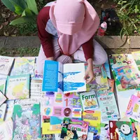Sudah 17 tahun perjalanan Komunitas 1001 buku membagikan buku bacaan secara gratis dan tentunya hal tersebut tidak akan pernah berhenti. (Fimela.com/Deki Prayoga)