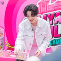 Gaya Kasual ENHYPEN JAKE Bagikan Samyang Buldak Carbonara. dok. Samyang Buldak