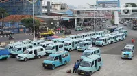 Angkutan umum menunggu penumpang di Terminal Kampung Melayu, Jakarta, Sabtu (26/9/2020). Dinas Perhubungan DKI Jakarta mencatat penurunan jumlah penumpang harian angkutan umum perkotaan hingga 22,83 persen selama 12 hari terakhir penerapan PSBB Jakarta. (Liputan6.com/Immanuel Antonius)