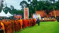 Umat Buddha sedang beribadah dalam perayaan Waisak se-Sumatera 2562/2018 di kompleks percandian Muarajambi. (Liputan6.com / Dok Desa Wisata Muarajambi)