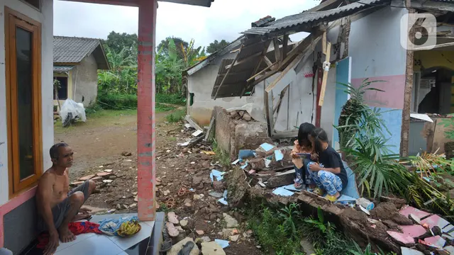 Penyintas Gempa Cianjur di Hunian Sementara