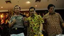 Kapolri Jenderal Polisi Sutarman (kiri) mengatakan, Jumat (7/11/2014), sindikat pembuatan dan penjualan senpi ilegal ditangkap di Sumedang, Jawa Barat. (Liputan6.com/Faisal R Syam)