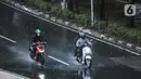 Pengendara sepeda motor melintas saat hujan disertai angin kencang terjadi di Jalan Raya Casablanca, Jakarta Selatan, Selasa (8/3/2022). Cuaca ekstrem disebabkan oleh adanya dinamika atmosfer di Samudera Hindia wilayah Sumatera hingga Selatan Bali. (merdeka.com/Iqbal S. Nugroho)