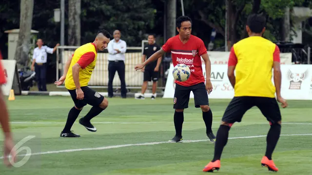 Gelandang Bali United, I Gede Sukadana (tengah)