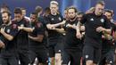 Para pemain Manchester United mengikuti sesi latihan jelang laga Piala Super Eropa di Stadion Philip II, Skpje, Senin (7/8/2017). Manchester United akan bertanding melawan Real Madrid. (AFP/Dimitar Dilkoff)