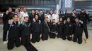 <p>Skuad Timnas voli putri Indonesia U-18 berpose dengan pengurus PBVSI dalam acara penyambutan di Terminal 3 Bandara Soekarno Hatta, Tangerang, Jumat (14/6/2024) usai menempati peringkat kedua pada turnamen bola voli putri Princess Cup 2024. (Bola.com/Bagaskara Lazuardi)</p>