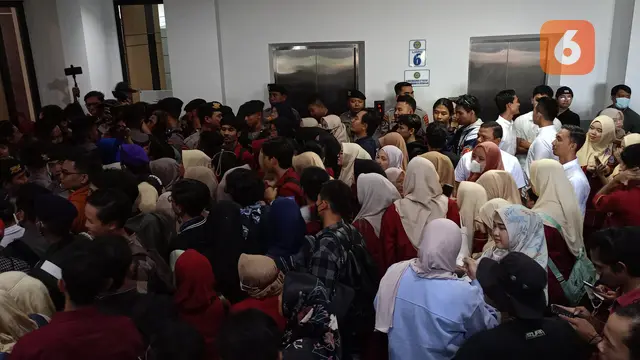 Mahasiswa Tidak Bisa Masuk ke Dalam Acara Anies Baswedan. (Kamis, 21/12/2023). (Yandhi Deslatama/Liputan6.com).