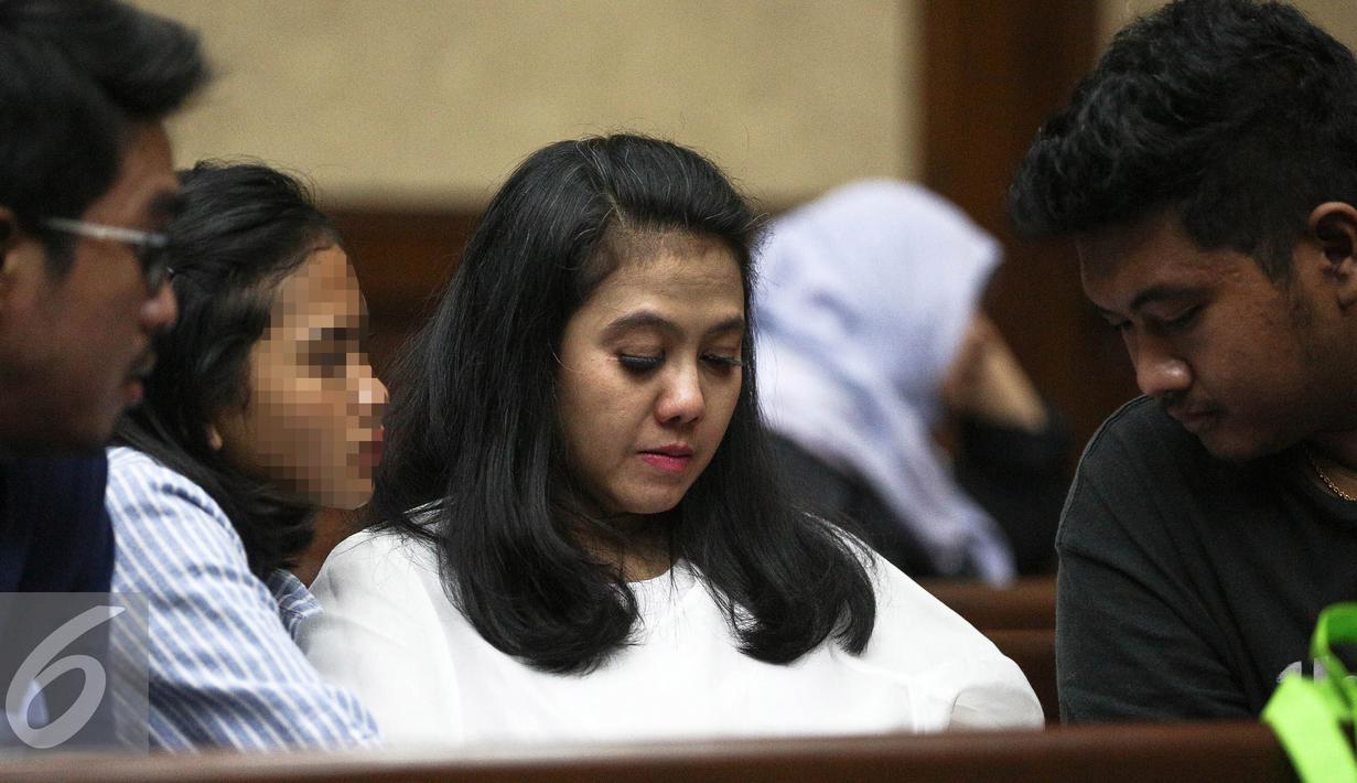 Terdakwa Damayanti Wisnuputranti ditemani anaknya saat menjalani sidang pembacaan tuntutan di Pengadilan Tipikor Jakarta, Senin (29/8). Seorang putri Damayanti terlihat bersandar di bahu ibunya. (Liputan6.com/Faizal Fanani)