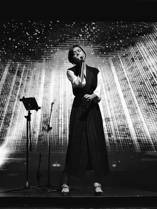 Terjun di dunia musik pada tahun 2015 dengan singel "Reason". Beberapa bulan silam, Eva baru saja merilis album terbarunya yang bertajuk "Life Line" pada bulan Agustus silam. (Liputan6.com/IG/@evacelia)
