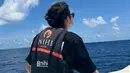 Keseruan Bright saat liburan di Sumba pun langsung mencuri perhatian netizen. Dirinya tampak menikmati laut di Sumba hingga belajar selancar meski mendapatkan luka. (Liputan6.com/IG/@bbrightvc)