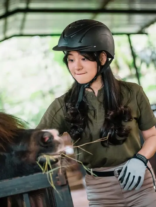 Pemilik 521 ribu followers di Instagram ini memang orangnya sangat aktif. Ia seperti punya energi 
berlebih untuk melakukan berbagai kegiatan. Kegiatan di kandang kuda yang dilakukan Zee pun menjadi tampak seru. Foto Zee saat melihat kuda-kuda kecil pun banjir like dan komentar netizen. (Liputan6.com/IG/@jkt48.zee)