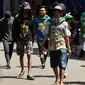 Beberapa suporter klub Persebaya berjalan di sekitar kawasan GOR Padjajaran, Bandung, Sabtu (7/1). Seiring pelaksanaan kongres PSSI 2017, pendukung Persebaya Surabaya berkumpul di kawasan GOR Padjajaran, Bandung. (Liputan6.com/Helmi Fithriansyah)