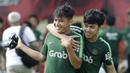 Pemain Timnas Indonesia U-22, Witan Sulaeman, bercanda dengan luthfi kamal, saat latihan di Lapangan ABC, Senayan, Sabtu (12/1). Witan menjadi pemain termuda dalam seleksi Timnas Indonesia U-22 dengan usia 17 tahun. (Bola.com/M Iqbal Ichsan)