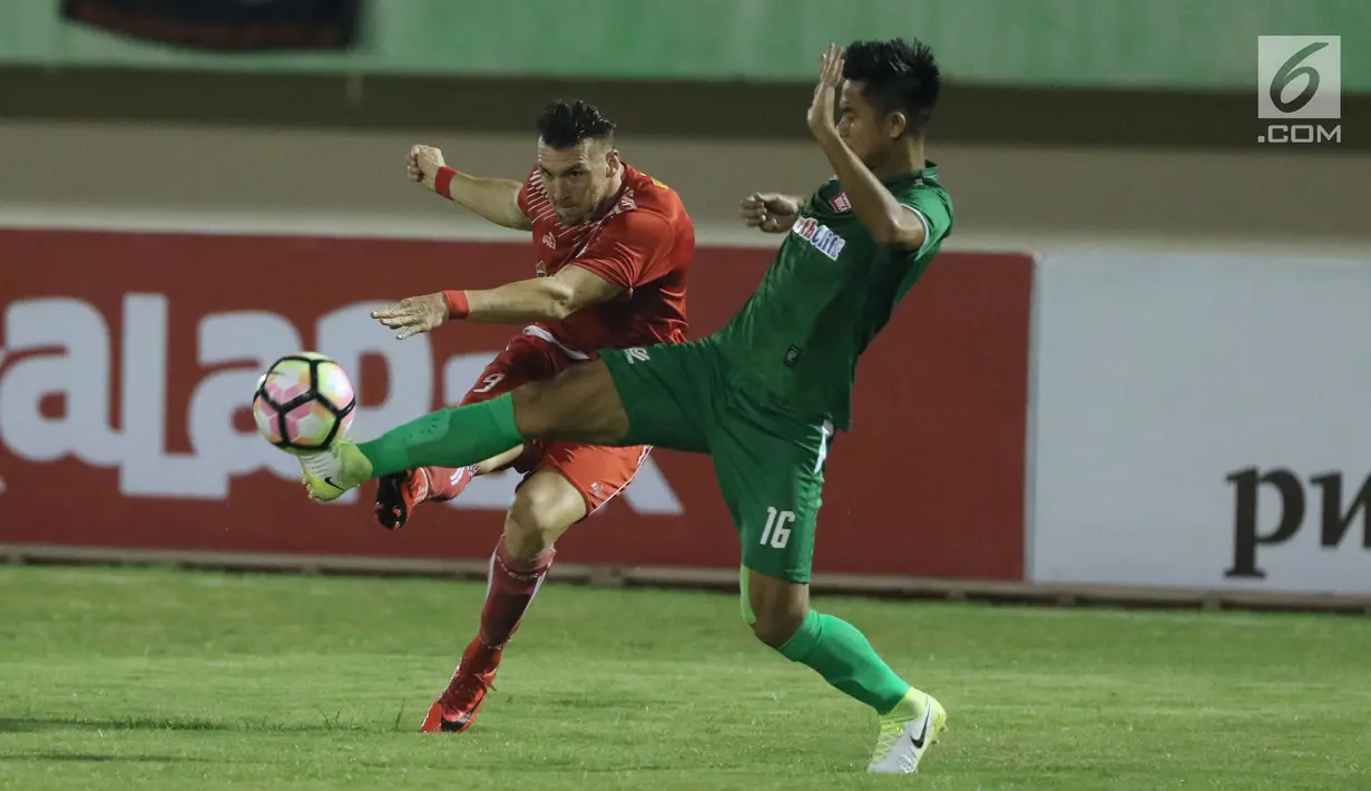 Pemain depan Persija, Marko Simic (kiri) dihalangi pemain PSMS, M Roby pada laga pertama semifinal Piala Presiden 2018 di Stadion Manahan, Solo, Jawa Tengah, Sabtu (10/2). Marko Simic mencetak tiga gol. (Liputan6.com/Helmi Fithriansyah)