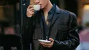 Penampilan pria kelahiran 28 Maret 1994 saat mengenakan jaket kulit juga mendapat sorotan netizen. Jackson memang cukup sering mengenakan busana berwarna hitam, baik saat pemotretan ataupun melakukan aktivitas sehari-hari. (Liputan6.com/IG/@jacksonwang852g7)