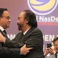 Gubernur DKI Jakarta Anies Baswedan berpelukan dengan Ketua Umum Partai Nasdem Surya Paloh dalam pengumuman deklarasi Capres 2024 di Nasdem Tower, Jakarta, Senin (3/10/2022). Partai Nasdem resmi mendeklarasikan Gubernur DKI Jakarta Anies Baswedan sebagai calon presiden (capres) yang akan diusung pada Pilpres 2024. (Liputan6.com/Faizal Fanani)