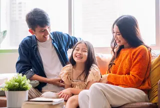 Berikan anak kepercayaan sesuai usia agar ia berani belajar melakukan berbagai hal secara mandiri. (Foto: Lifestylememory/Freepik)