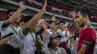 Gelandang Timnas Indonesia, Andik Vermansah, menyapa penonton usai melawan Islandia pada laga persahabatan di Stadion Utama Gelora Bung Karno, Jakarta, Minggu (14/1/2018). Timnas Indonesia kalah 1-4 dari Islandia. (Bola.com/Vitalis Yogi Trisna)