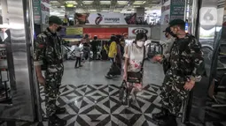 Anggota TNI berjaga di salah satu pintu masuk Blok B Pasar Tanah Abang, Jakarta, Minggu (2/5/2021). Petugas gabungan TNI, Polri, dan Satpol PP memperketat penjagaan di tiap pintu masuk Blok A dan B Pusat Grosir Tanah Abang guna mencegah kerumunan pengunjung. (merdeka.com/Iqbal S Nugroho)