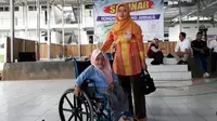 Anisa bersama ibunya, Teti seusai mengikuti diskusi dengan para jurnalis di Kampus STMIK Komputama Majenang. (Foto: Liputan6.com/Muhamad Ridlo)