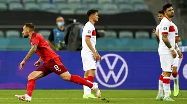 Pemain Swiss Haris Seferovic (kiri) merayakan gol ke gawang Turki pada pertandingan Grup A Euro 2020 di Stadion Olimpiade Baku, Baku, Azerbaijan, Minggu (20/6/2021). Swiss menang 3-1. (Ozan Kose/Pool via AP)
