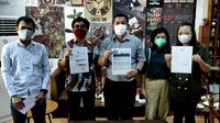 Korban investasi Alkes bodong mengadu ke Polrestabes Surabaya. (Dian Kurniawan/Liputan6.com)
