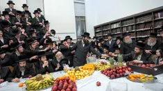 Orang-orang Yahudi Ultra-Ortodoks dari Zweil Hasidim membagikan buah-buahan saat mereka merayakan Hari Raya Tu Bishvat atau Tahun Baru Pohon di Yerusalem, 5 Februari 2023. Saat perayaan Tahun Baru Pohon, orang-orang Yahudi Ultra-Ortodoks berkumpul dengan para rabi mereka di sekitar meja panjang berisi piring-piring berisi beberapa jenis buah-buahan. (AP Photo/Ohad Zwigenberg)