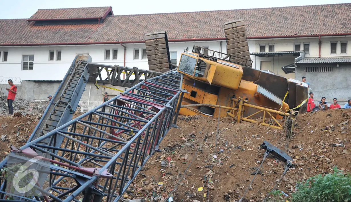 Crane untuk memasang turap di bantaran Kali Kampung Pulo jatuh ke Sungai Ciliwung (1/10/15) dan menimpa gubuk. Akibatnya, seorang warga RT15/10 Kelurahan Bukit Duri, Jakarta Selatan harus mendapatkan perawatan medis. (Liputan6.com/Gempur M Surya)
