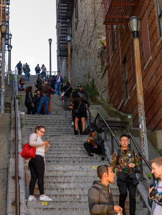 Pengunjung memadati tangga di kawasan Bronx, New York, 23 Oktober 2019. Tangga yang terletak tepat di West 167th Street itu menjadi buruan wisatawan, terutama para penggemar film Joker yang ingin berfoto. (Don Emmert / AFP)