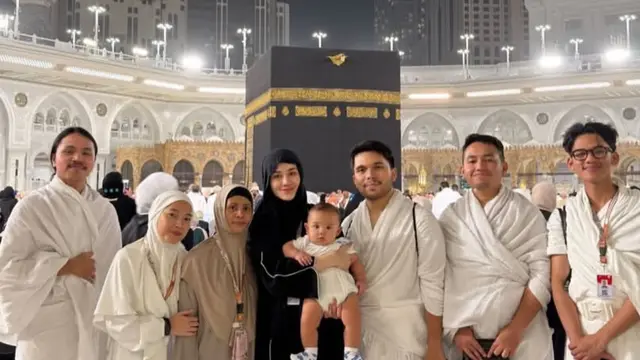 Aaliyah Massaid dan Thariq Halilintar saat Umrah bareng baby Arash. [@aaliyah.massiad]