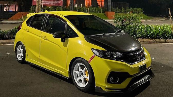 Honda Jazz ini menggunakan versi facelift dari bumper depan dan headlamp pre-facelift.  Masih terlihat fit dan nyambung, meski tahun pembuatannya berbeda.  Kap mesin dan body kit berbahan serat karbon menambah kesan sporty pada mobil ini.  (Sumber: Instagram/@boscarbon)