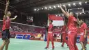 Selebrasi para pebulutangkis Indonesia usai berhasil meraih medali emas beregu Asian Para Games di Istora Senayan, Jakarta, Minggu (7/10/2018). (Bola.com/Peksi Cahyo)