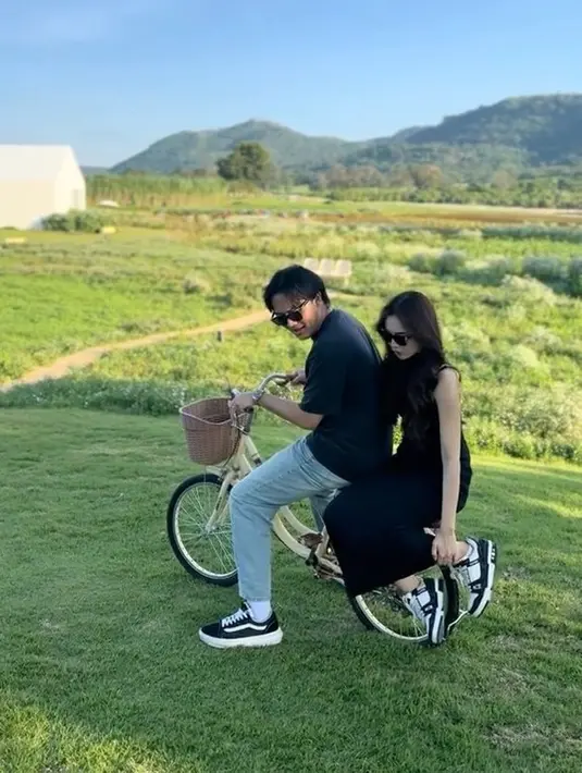 Bisa dibilang Mahalini dan Rizky Febian selalu mesra di setiap kesempatan. Wajar jika banyak netizen menilai vibes pasangan ini sudah seperti suami istri. [Foto: instagram.com/rizkyfbian]