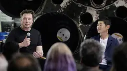 CEO SpaceX Elon Musk dan miliarder Jepang, Yusaku Maezawa pada konferensi pers di Hawthorne, California, (17/9). Musk memilih Maezawa sebagai penumpang perdana pesawat angkasa Big Falcon Rocket (BFR) dan mengelilingi bulan pada 2023. (AP/Chris Carlson)