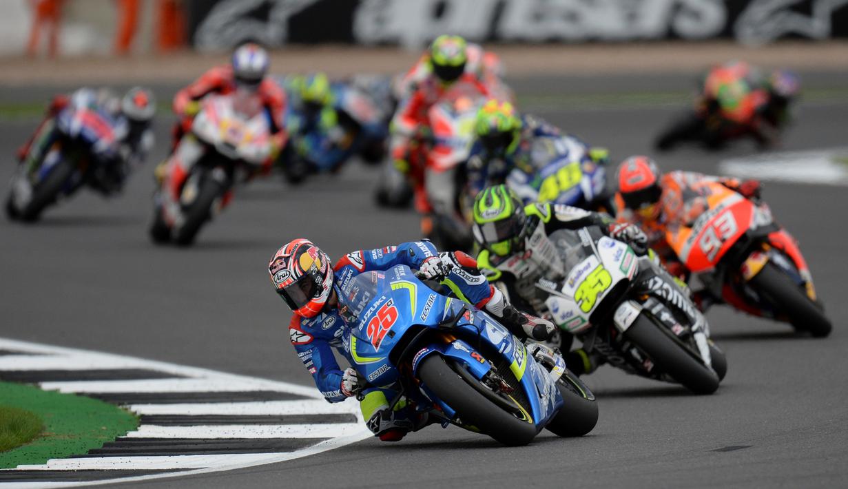 Pebalap Suzuki, Maverick Vinales (25), memimpin balapan MotoGP Inggris yang digelar di Sirkuit Silverstone, Inggris, Minggu (4/9/2016). (AFP/Oli Scarff)