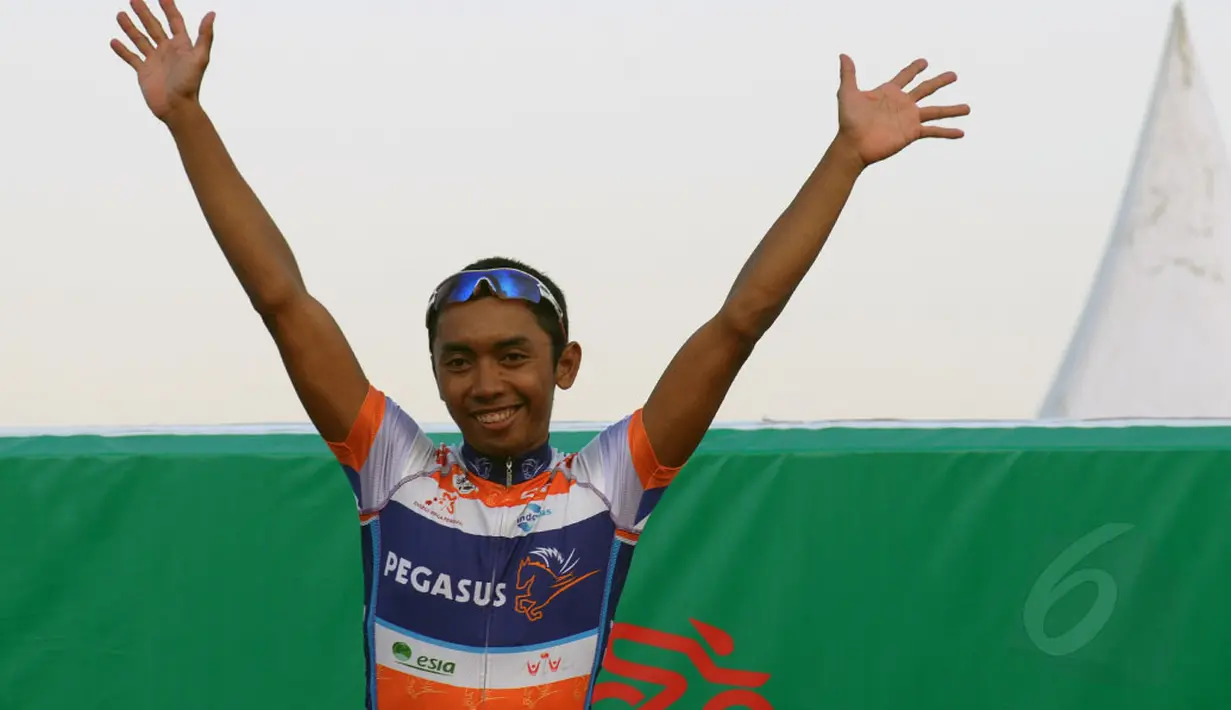 Pebalap sepeda Indonesia, Patria Rasta menjadi yang tercepat di etape 2 ITdBI, Banyuwangi, (17/10/2014). (Liputan6.com/Helmi Fithriansyah)