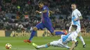 Pemain FC Barcelona, Paulinho (kiri) berusaha melewati adangan pemain Deportivo Coruna, Fabian Schar pada lanjutan La Liga Santander di Camp Nou stadium, Barcelona, (17/12/2017). Barcelona menang 4-0. (AP/Manu Fernandez)