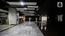 Suasana pertokoan yang tutup di salah satu mal kawasan Jakarta, Selasa (26/10/2021). Pemerintah melalui Kementerian Keuangan terus mendorong Pemulihan Ekonomi dimasa pandemi ini yang merata dengan tren penguatan ekonomi domestik dengan memanfaatkan APBN. (Liputan6.com/Johan Tallo)