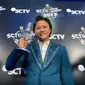Rizky Febian menerima piala untuk kategori Penyanyi Solo Pria Paling Ngetop di SCTV Music Awards 2023